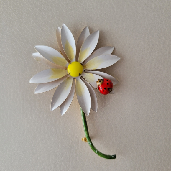 Flower Brooch Pin with Ladybug ~ Vintage 1960s Original by Robert ~ Daisy - Picture 14 of 16